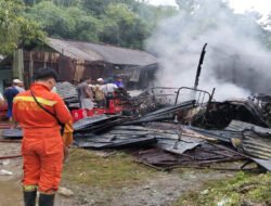 Gerak Cepat Babinsa Koramil 0801/10 Punung Atasi Kebakaran Gudang Rosok di Wilayahnya