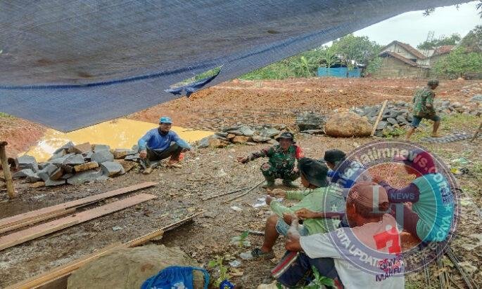 Demi Ekonomi Warga, Babinsa Winong Turun Langsung Kawal Pembangunan KDKMP