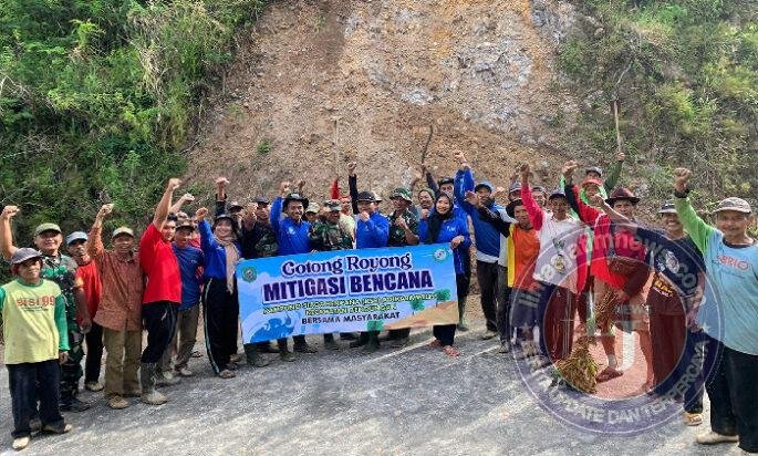 Bahu-Membahu Jaga Desa, TNI dan Warga Masaran Kompak Cegah Longsor