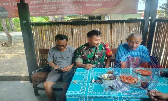 Komsos Dengan Warga, Babinsa Koramil 0801/01 Pacitan Rutin Pantau Wilayah Binaan