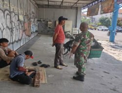 Sempatkan Waktu Senggang, Babinsa Kratonan Komsos Dengan Penjual Es Balok