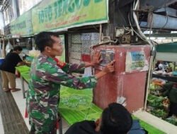 Gratisss..!! Babinsa Koramil 04/Jebres Pasang Pamflet Rekrutmen Anggota TNI AD, Catat Jadwal Pendaftarannya