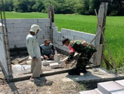 Demi Sawah Tetap Produktif, Babinsa Rejosari Turun Tangan Bantu Petani Bangun Tempat Pompa Air