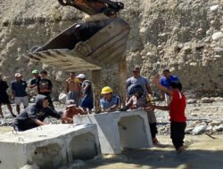 Polri-TNI Terus Lakukan Penanganan Banjir Donggala, Akses Jalan Mulai Dibuka dan Pembersihan Rumah Warga Digencarkan