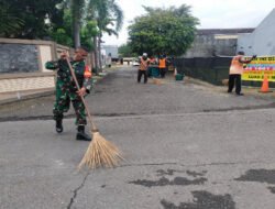 Bersenjatakan Sapu Lidi, Babinsa Sumber Bersama Tim Satgas DLH Surakarta Laksanakan Pembersihan Lingkungan