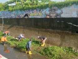 Bersama Cegah Banjir, Bati Bakti TNI Koramil 04/Jebres Ajak Warga Kerja Bakti Pembersihan Sungai