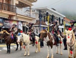 Layanan Keamanan, Polwan Polres Magetan Patroli Berkuda di Wisata Sarangan