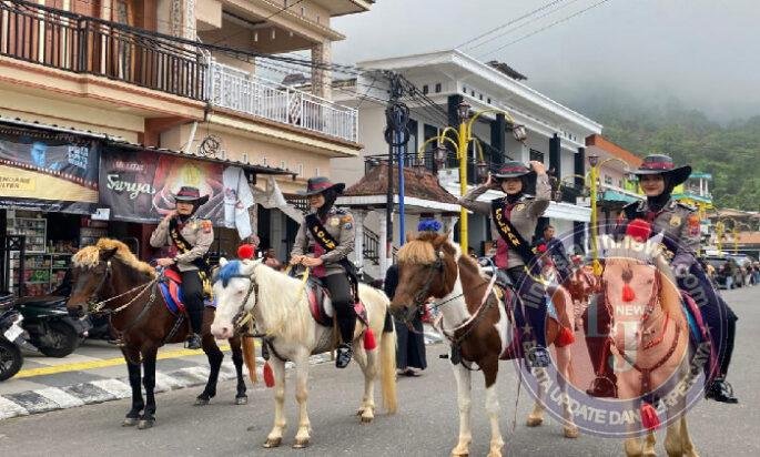 Layanan Keamanan, Polwan Polres Magetan Patroli Berkuda di Wisata Sarangan