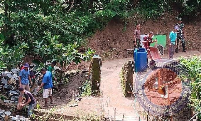 Semangat Gotong Royong TNI dan Masyarakat Kerjakan Talud Jembatan Gantung Perintis Garuda Di Pacitan