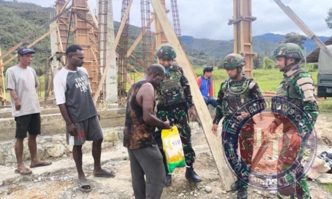 Bakti TNI Evakuasi Kendaraan Satgas Yonif 521/DY Bersama Warga Truk Muat Pasir Yang Terguling di Distrik Walesi