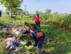 Bersama Warga Babinsa Bersihkan Jalan Desa Jatirejo, Wujud Kepedulian Jaga Lingkungan Bersama
