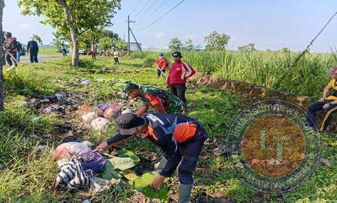 Bersama Warga Babinsa Bersihkan Jalan Desa Jatirejo, Wujud Kepedulian Jaga Lingkungan Bersama