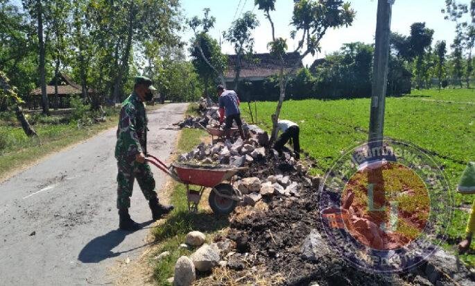 Babinsa Turun Tangan, Talud Jalan Desa Dibangun Demi Keselamatan Warga