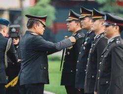 Kapolda Jatim Anugerahkan Tanda Kehormatan kepada Ribuan Personel