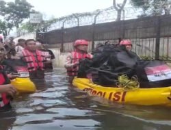 Polri Bergerak Tangani Banjir Cakung, Kerahkan 132 Personel, Perahu Taktis, Kendaraan 4×4, dan Dapur Lapangan Brimob