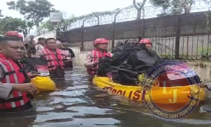 Polri Bergerak Tangani Banjir Cakung, Kerahkan 132 Personel, Perahu Taktis, Kendaraan 4×4, dan Dapur Lapangan Brimob