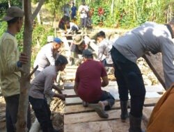 Polri Bersama Masyarakat Bangun Jembatan Darurat, Akses Tiga Kampung di Rusip Antara Kembali Terhubung