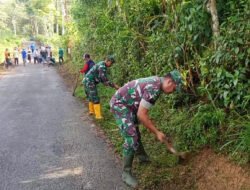 TNI dan Warga Kompak Bersih-bersih Jalan dan Parit di Desa Surenlor Trenggalek