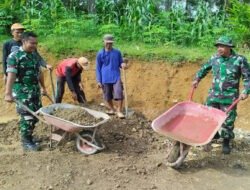 Aksi Nyata TNI–Warga Benahi Jalan Rusak di Sengon Trenggalek