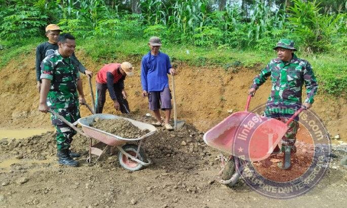 Aksi Nyata TNI–Warga Benahi Jalan Rusak di Sengon Trenggalek