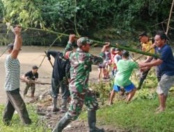Babinsa Bersama Relawan Bahu Membahu Membersihkan Jembatan yang Tersumbat Rumpun Bambu