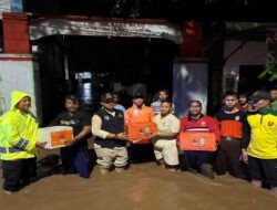 Tanggap Bencana Polres Pasuruan dan BPBD Tangani Banjir di Winongan