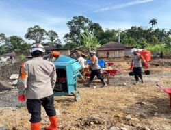 Tim SAR Resimen II Pas Pelopor Normalisasi Sungai dan Dukung Pembangunan Huntara di Agam