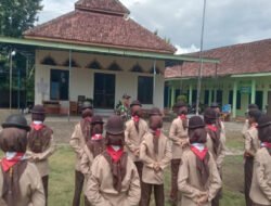 Tanamkan Disiplin Sejak Dini, Batuud Koramil 12/Simo Latih PBB Siswa MAN 1 Simo