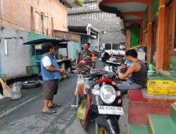 Sembari Komsos, Babinsa Pucangsawit Ingatkan Warga Tetap Hati-hati Dan Waspada Musim Hujan