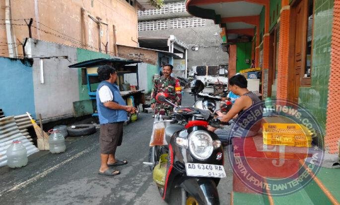 Sembari Komsos, Babinsa Pucangsawit Ingatkan Warga Tetap Hati-hati Dan Waspada Musim Hujan