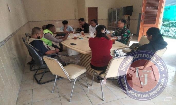 Babinsa Bersama Bhabinkamtibmas Kepatihan Wetan Bersinergi Bantu Mediasi Selesaikan Permasalahan Warga