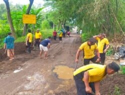 Polsek Winongan Bersama Warga Gelar Bakti Sosial Bersihkan Lumpur Pascabanjir di Desa Prodo