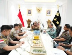 Lewat Buku, Wakapolri Titipkan Pesan Penting Pemberantasan TPPA–PPO kepada 5 Calon Atase dan Staf Teknis Polri