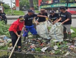 Aksi Nyata ‘Merawat Pertiwi’, Fraksi PDI Perjuangan DPRD Lamongan Terjun Langsung Bersihkan Kali Konang