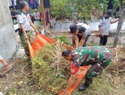 Peduli Kebersihan, Babinsa Sudiroprajan Terjun Langsung Ke Lapangan Pimpin Kerja Bakti Pembersihan Lingkungan