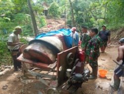 TNI dan Masyarakat Bahu Membahu Membangun Jembatan Gantung Perintis II Garuda Desa Pagutan