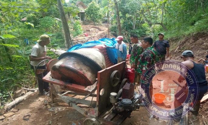 TNI dan Masyarakat Bahu Membahu Membangun Jembatan Gantung Perintis II Garuda Desa Pagutan