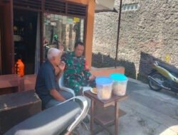 Bincang Santai, Cara Ampuh Babinsa Kemlayan Selalu Dekat dan Berinteraksi Langsung Dengan Warganya