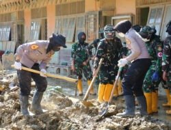 Bersihkan SD Negeri 4 Kuala Simpang, Taruna Ingin Siswa Bisa Segera Bersekolah Normal