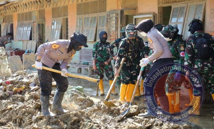 Bersihkan SD Negeri 4 Kuala Simpang, Taruna Ingin Siswa Bisa Segera Bersekolah Normal