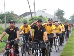 Keliling Kampung Bersepeda Kapolres Kediri Ajak Warga Jaga Lingkungan