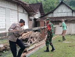 Gotong Royong Bangun Harapan, Babinsa Pilangkenceng Dampingi Rehabilitasi Rumah Warga