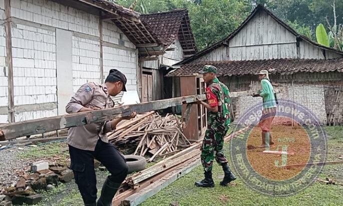 Gotong Royong Bangun Harapan, Babinsa Pilangkenceng Dampingi Rehabilitasi Rumah Warga