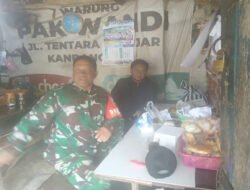 Sembari Bincang Santai & Minum Kopi, Babinsa Jebres Selipkan Pesan Jaga Keamanan Lingkungan