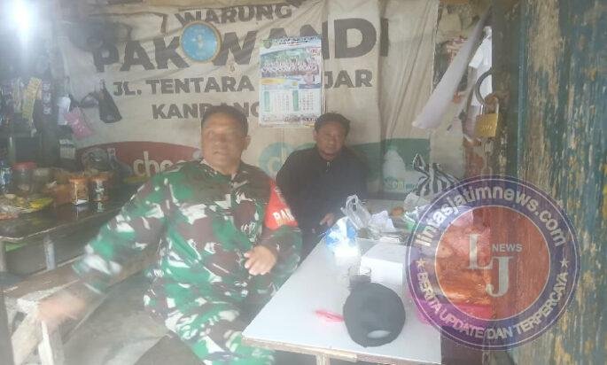 Sembari Bincang Santai & Minum Kopi, Babinsa Jebres Selipkan Pesan Jaga Keamanan Lingkungan