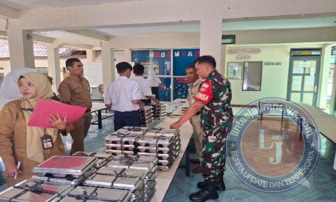 Peran Aktif Babinsa Dalam Membantu Pendistibusian MBG di Sekolah