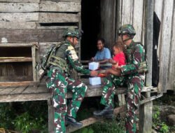 Anjangsana Ke Rumah Warga Satgas Yonif 521/DY di Kampung Benawa