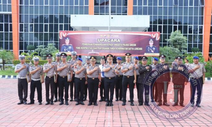 Kapolres Gresik Apresiasi Dedikasi Personel, 63 Anggota Terima Penghargaan dan Satyalancana