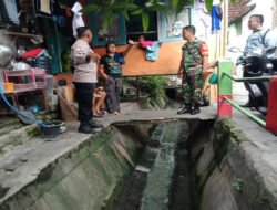 Waspadai Banjir, Babinsa Bersama Bhabinkamtibmas Kepatihan Wetan Berikan Himbuan Melalui Komsos