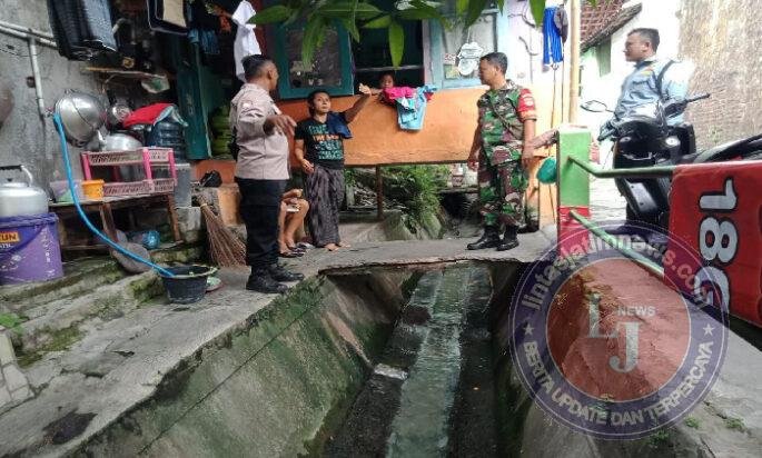 Waspadai Banjir, Babinsa Bersama Bhabinkamtibmas Kepatihan Wetan Berikan Himbuan Melalui Komsos